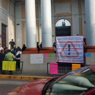 Paran labores escuelas estatales de la capital veracruzana, exigen al gobierno el pago del incremento salarial adicional
