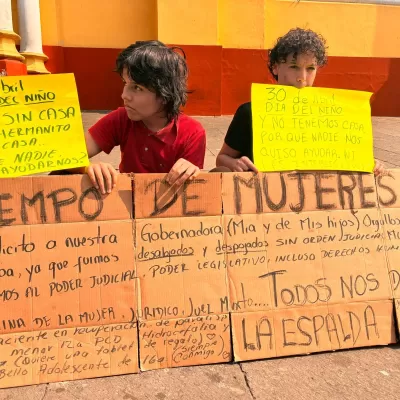 Señora con dos hijos se manifiesta en la Plaza Sebastián Lerdo, pide apoyo a la Gobernadora para conseguir una vivienda