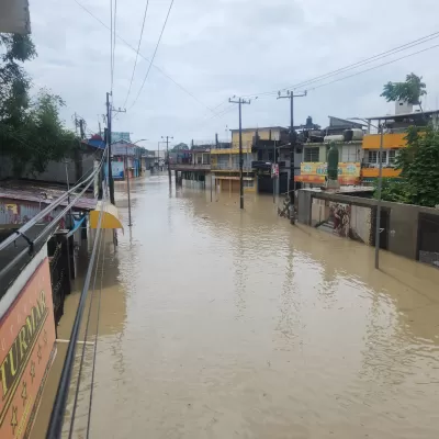 Instalan ciudadanos de Álamo radicados en Xalapa centro de acopio para recolectar víveres para entregarlos a damnificados por las lluvias en ese municipio
