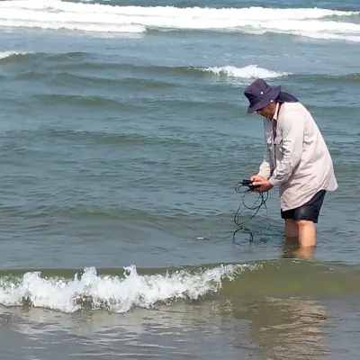 Toma Conagua muestras de muestras en playas del sur de Veracruz para verificar las condiciones ambientales del lugar