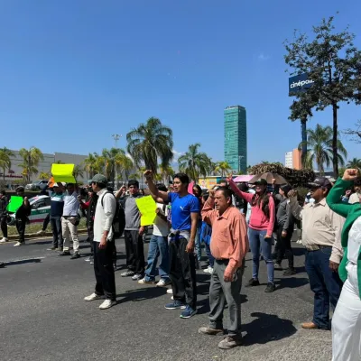 Estudiantes y deportistas bloquean Carretera Federal Xalapa-Veracruz al no tener respuesta a sus peticiones