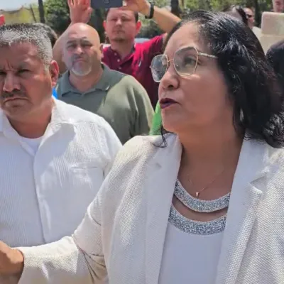 Hoy a mediodía, la Secretaria de Educación de Veracruz, Claudia Tello Espinosa, llegó a las instalaciones tomadas pacíficamente desde el jueves por los despedidos del Programa Vasconcelos