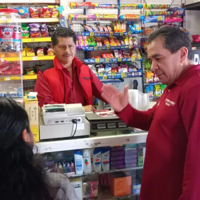 Siguen las Brigadas Informativas en las colonias de la capital del estado Xalapa, por el diputado federal Eleazar Guerrero Pérez acompañado por morenistas recorrieron el dia sábado 28 del presente mes, la colonia Predio de la Vírgen, calle principal Gusta