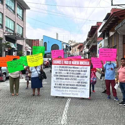 Ejidatarios de San Andrés Tuxtla bloquean la avenida Manuel Gutiérrez Zamora, denuncian incumplimiento de pagos por la SEDATU