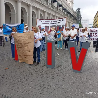 Se manifiestan y bloquean la Avenida Juan de la Luz Enríquez afiliados de AJUPIV y Conjupever, exigen pago del seguro de vida institucional