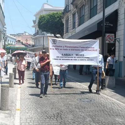 Bloquean la Avenida Enríquez integrantes de AJUPIV, denuncian que desde el 2021 carecen de aseguradora