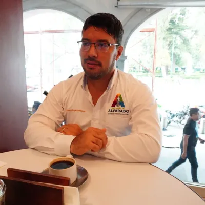 Promueve Beto Cobos fiestas tradicionales de las Cruces de Mayo